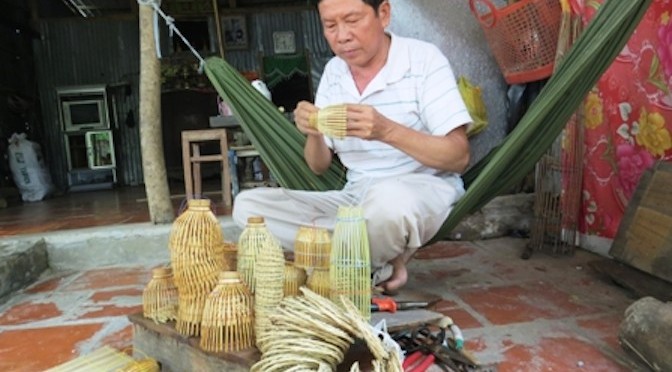 Làng nghề đan lọp tép vào mùa sản xuất