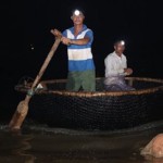Kiếm tiền triệu mỗi đêm từ việc bắt cá mú giống